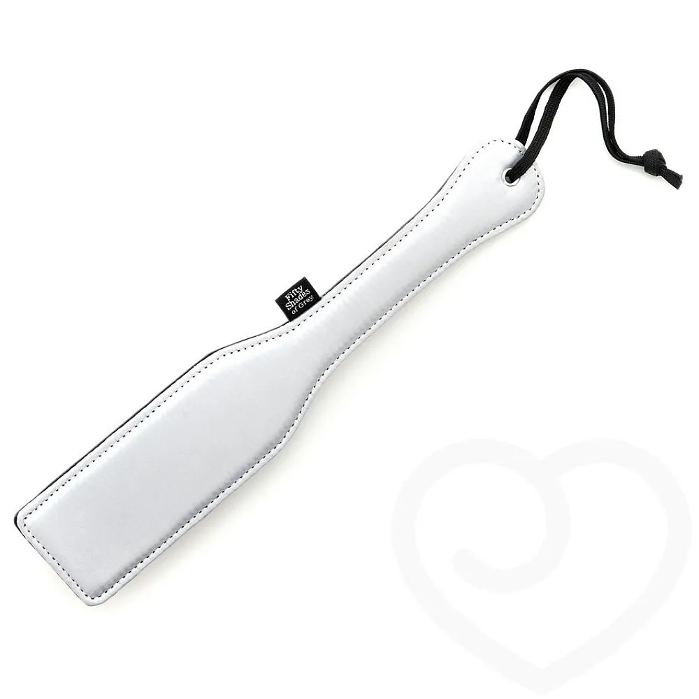 מחבט ספנקינג spanking paddle  לליטופים חושניים וחבטות נועזות